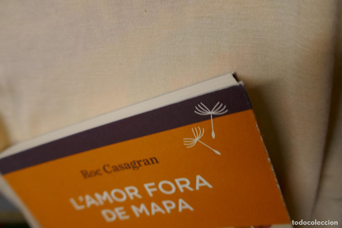 Libros de segunda mano: Lamor fora de mapa - Roc Casagran (EN CATALAN) - Foto 3
