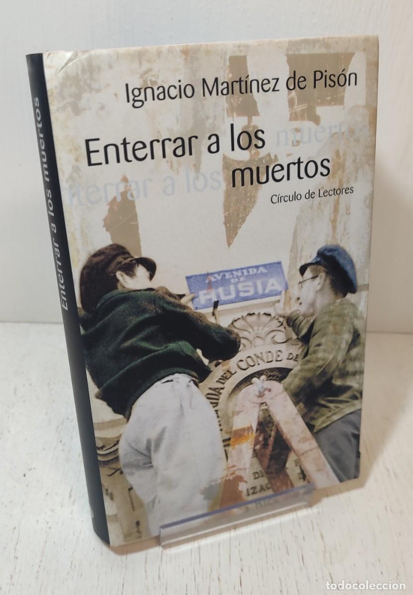 Libros de segunda mano: Libro: &rdquo;Enterrar a los muertos&rdquo; de Ignacio Mart&iacute;nez de Pis&oacute;n edit. circulo de lectores - Foto 1