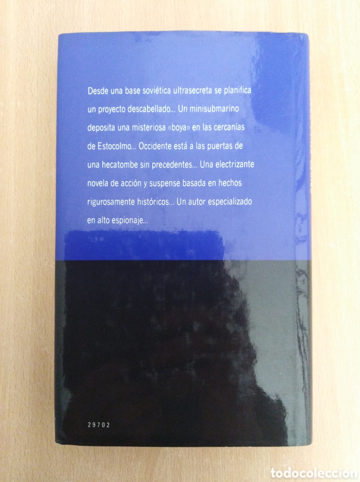 Libros de segunda mano: OCULTO EN LA PROFUNDIDAD. Stuart Woods - Foto 2