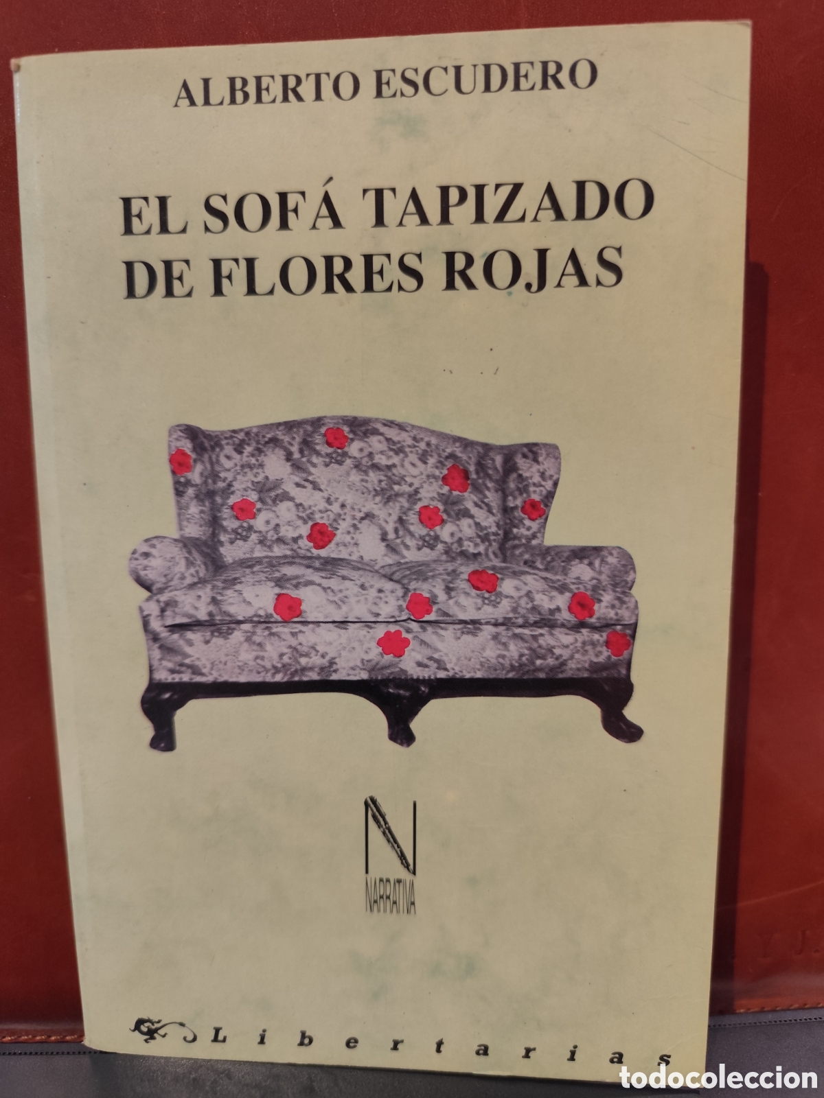 Libri di seconda mano: El sofá tapizado de flores rojas. Alberto Escudero