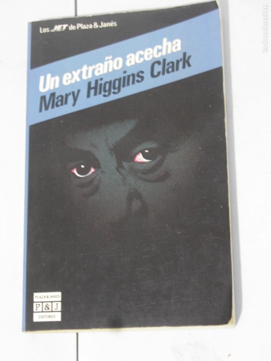 Libros de segunda mano: UN EXTRA&Ntilde;O ACECHA - Clark,Mary Higgins - Foto 1