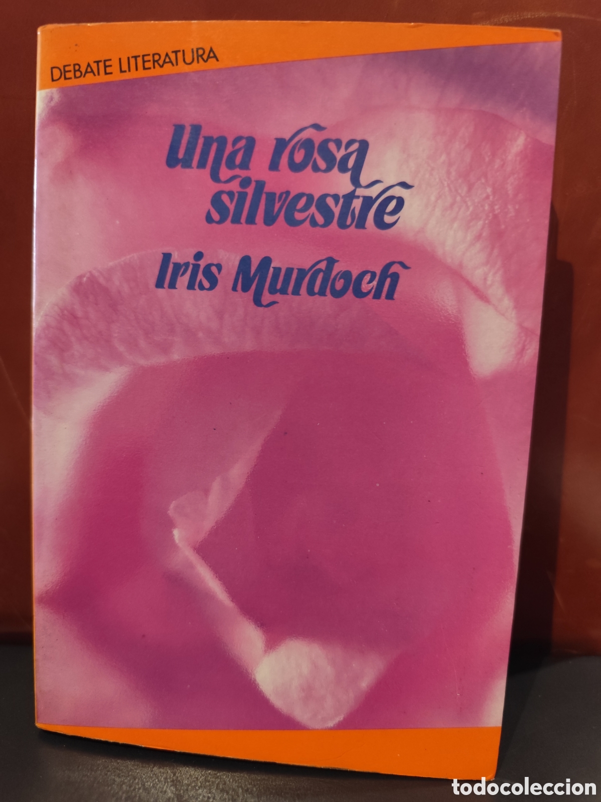 Libros de segunda mano: Una rosa silvestre. Iris Murdoch - Foto 1
