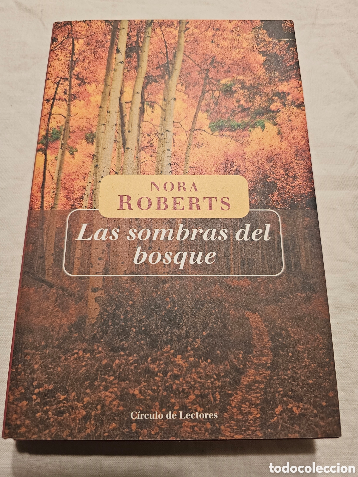 Libros de segunda mano: NORA ROBERTS - LAS SOMBRAS DEL BOSQUE - CIRCULO DE LECTORES - Foto 1