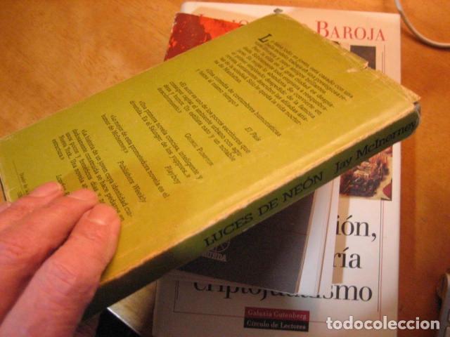 Libros de segunda mano: Luces de Ne&oacute;n, Jay Mcinerney. EDHASA CUBIERTA FATIGADA - Foto 2