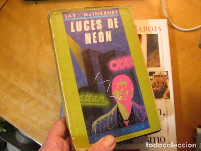Libros de segunda mano: Luces de Ne&oacute;n, Jay Mcinerney. EDHASA CUBIERTA FATIGADA - Foto 1