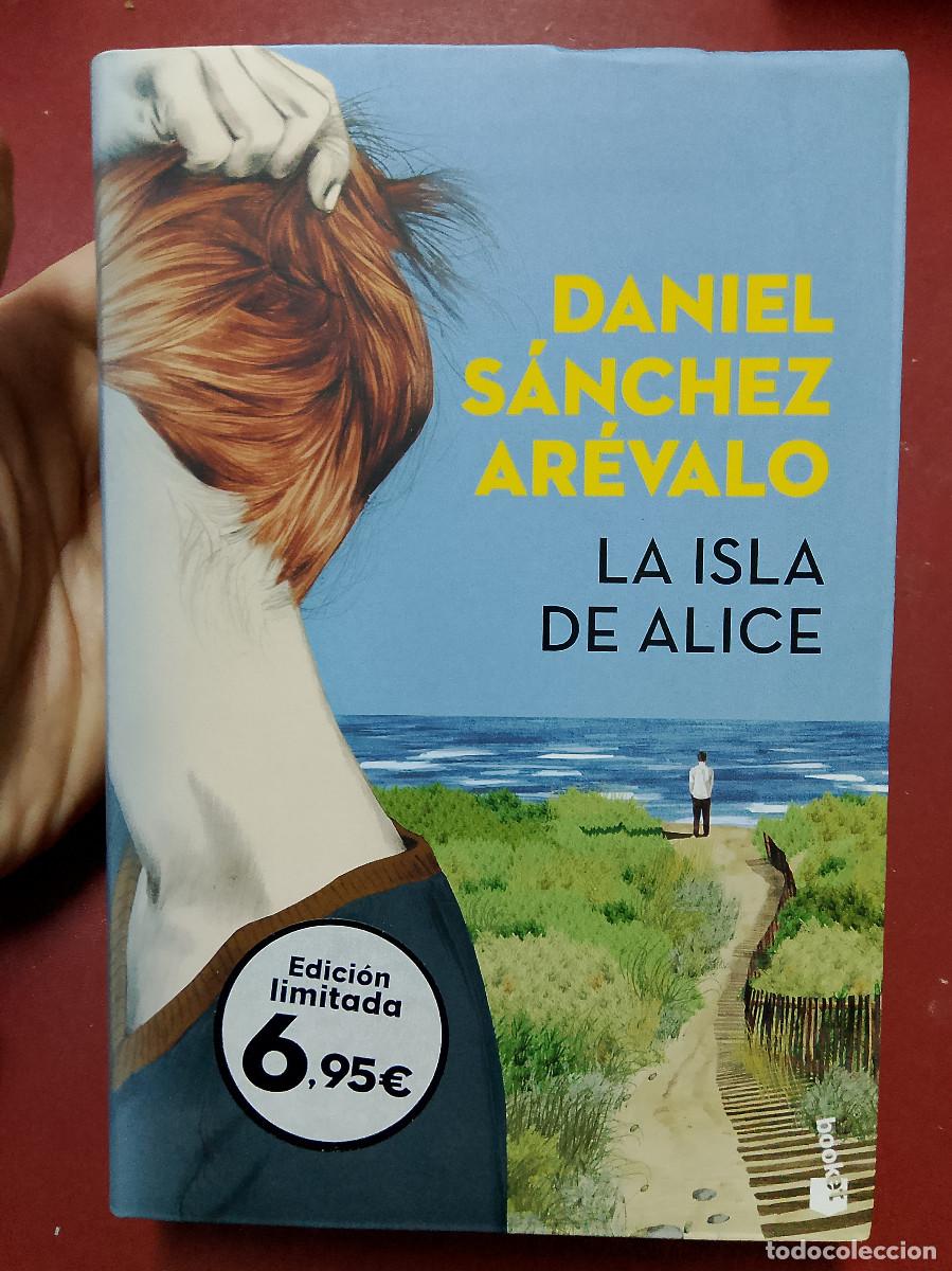 Libros de segunda mano: Daniel S&aacute;nchez Ar&eacute;valo: La isla de Alice (Booket. 2018) - Foto 1