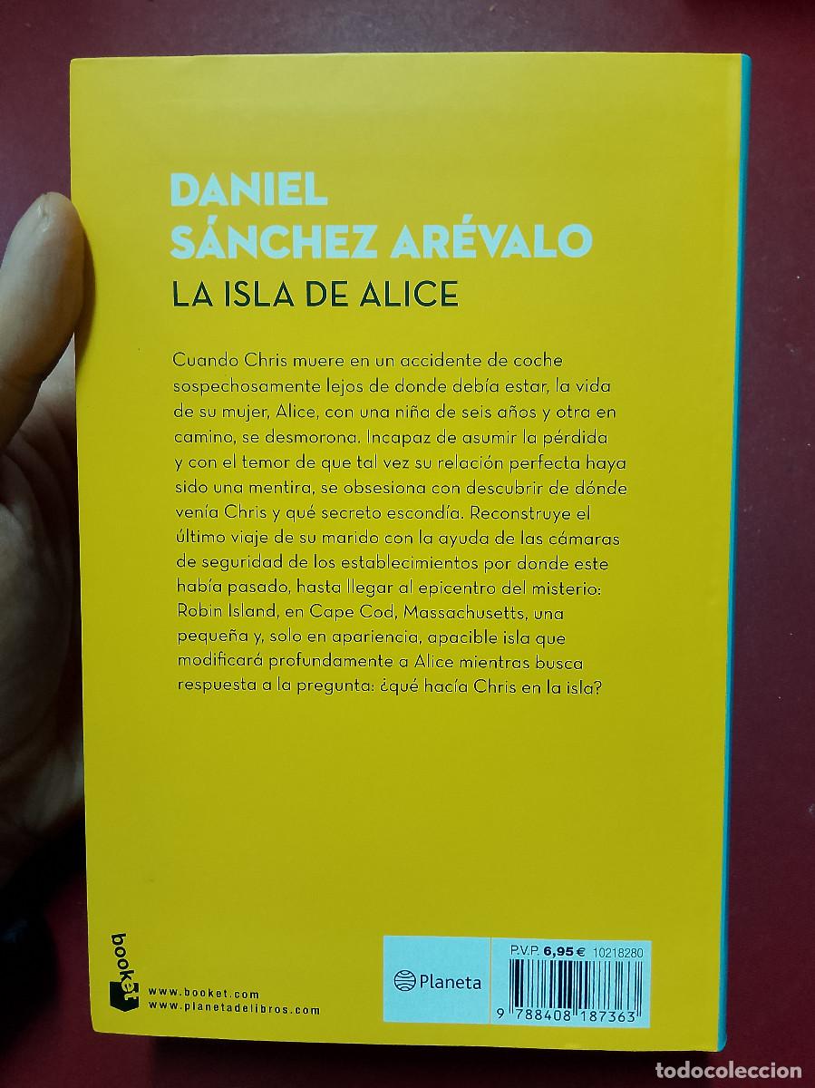 Libros de segunda mano: Daniel S&aacute;nchez Ar&eacute;valo: La isla de Alice (Booket. 2018) - Foto 2