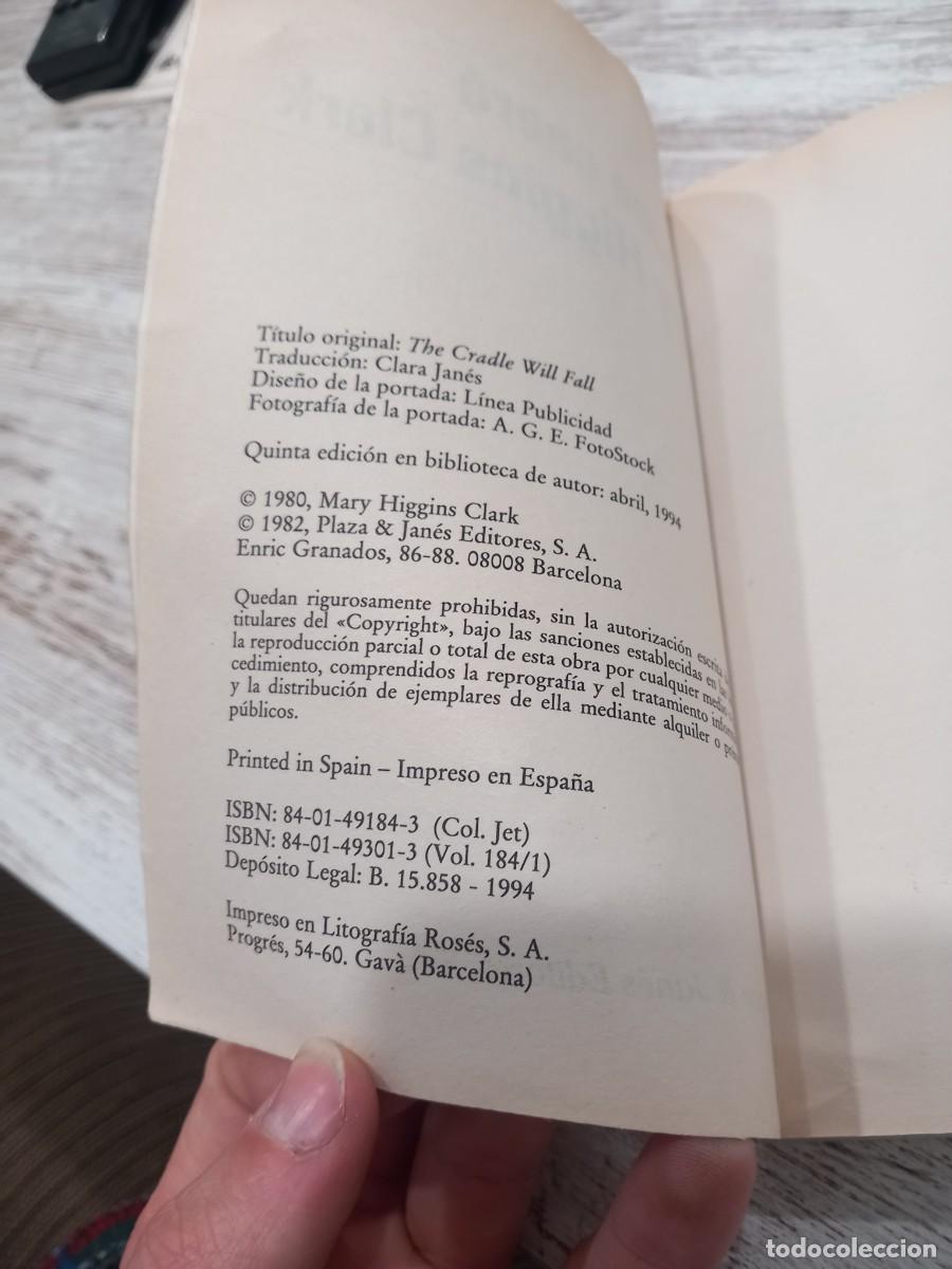 Libros de segunda mano: Libro La cuna caer&aacute; | Mary Higgins Clark | 1994 - Foto 3