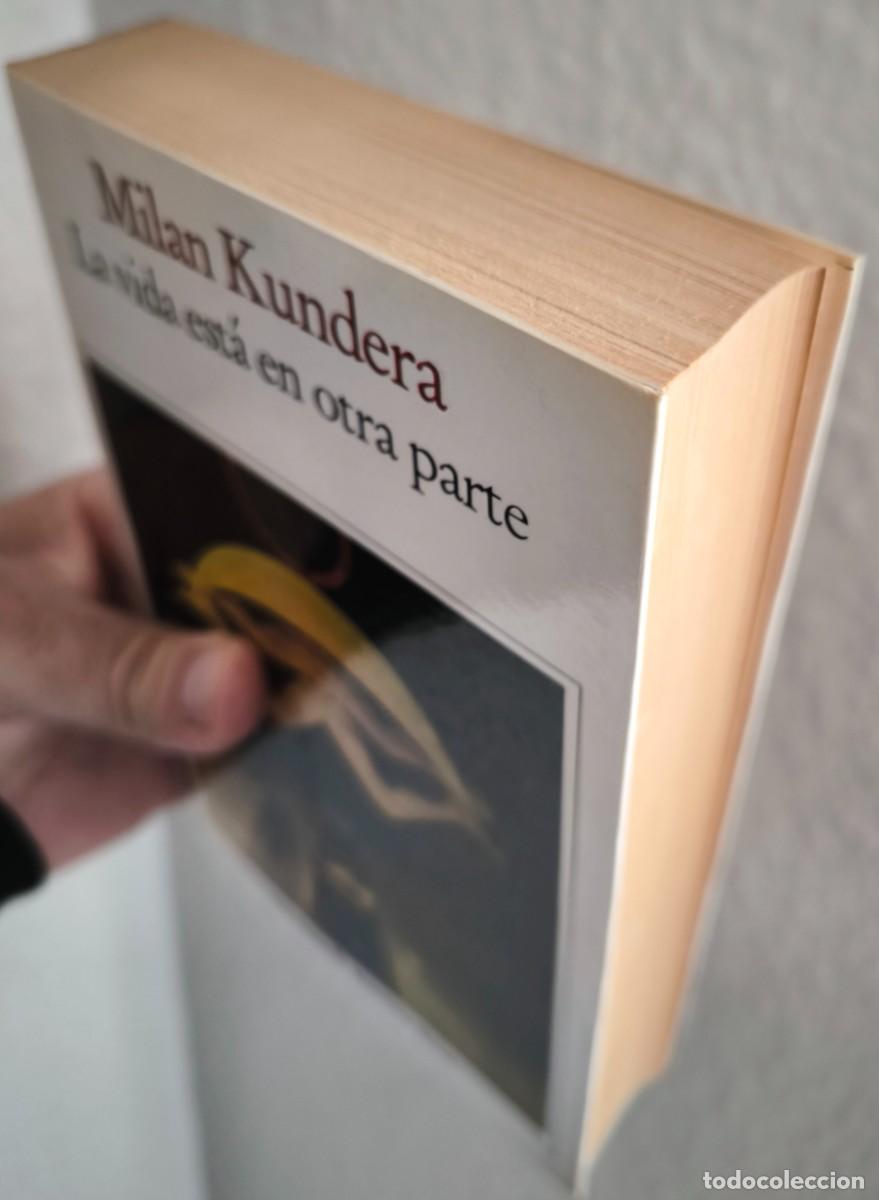 Libros de segunda mano: La Vida Est&aacute; en Otra Parte, de Milan Kundera - Foto 2