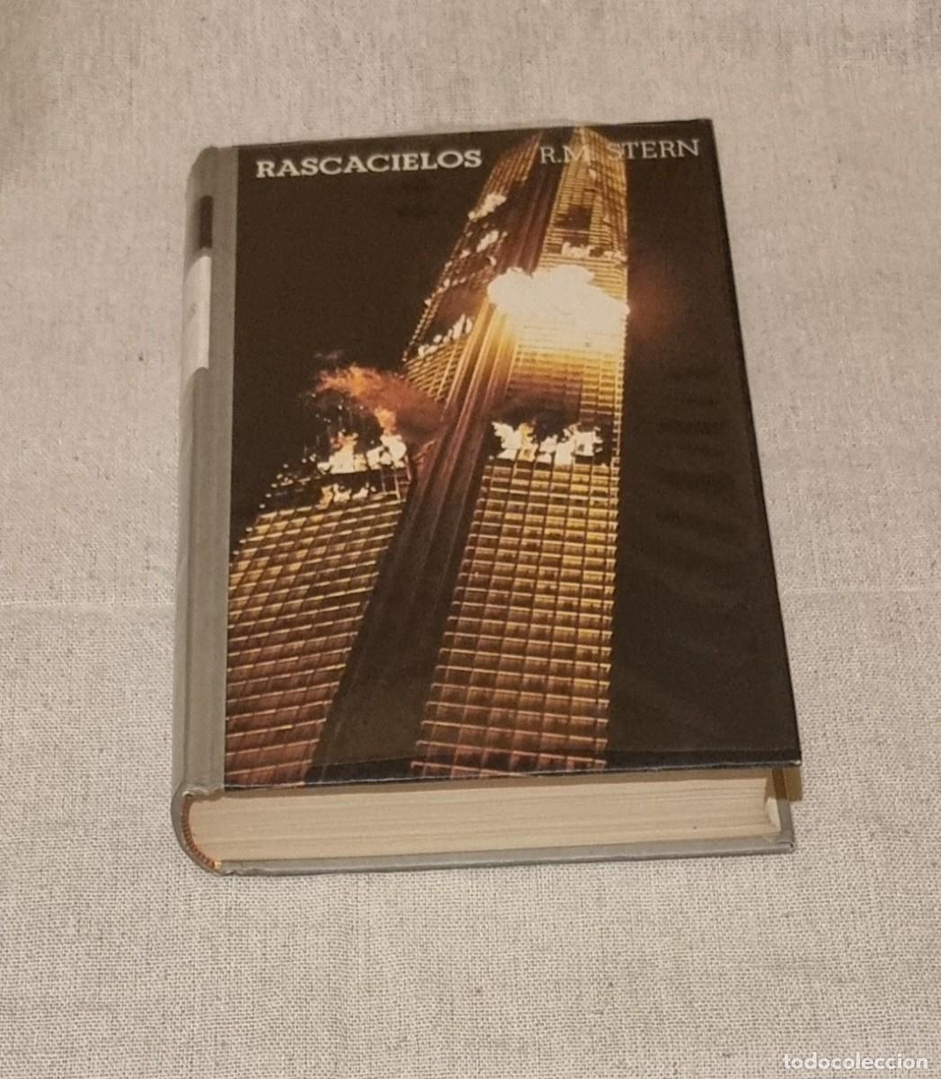 Libros de segunda mano: Rascacielos - R.M. Stern - Foto 1