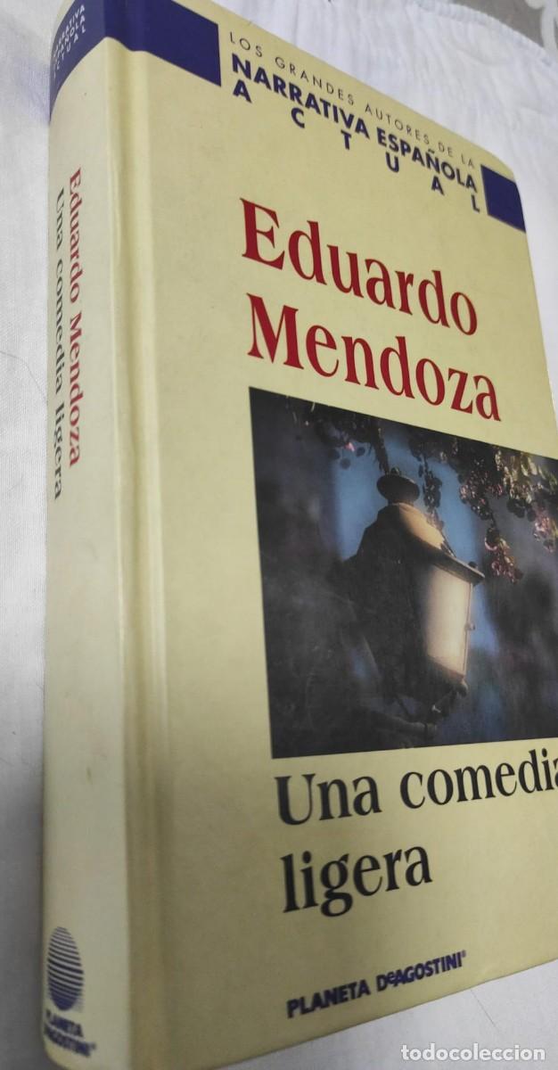 Libros de segunda mano: UNA COMEDIA LIGERA - EDUARDO MENDOZA - Foto 2