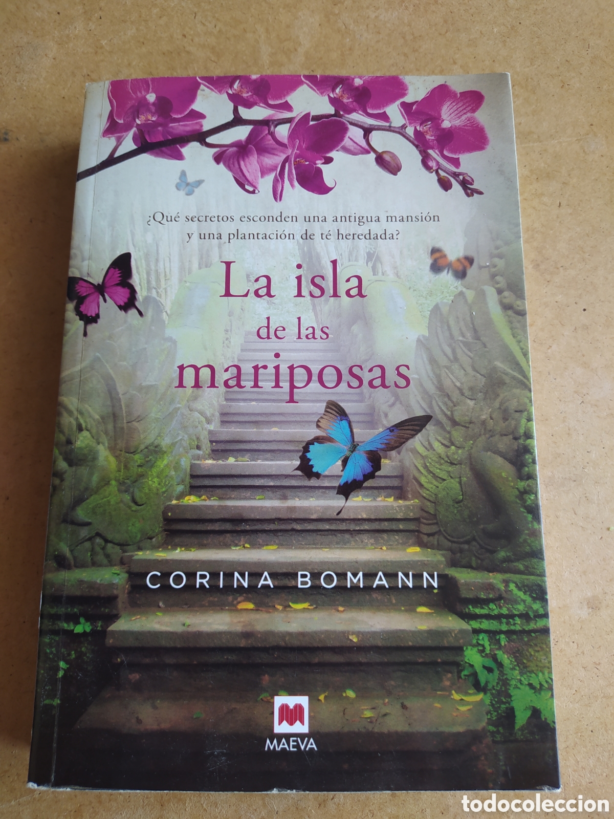 Libros de segunda mano: La isla de las mariposas - corina bomann - Foto 1
