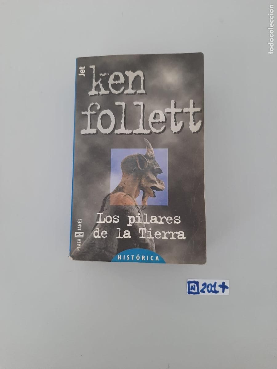 Libros de segunda mano: Libro: los pilares de la tierra - Foto 1