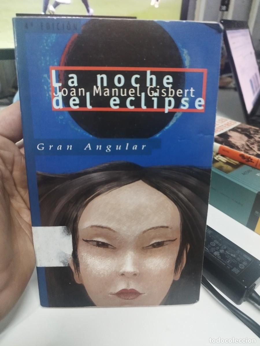 Libros de segunda mano: LA NOCHE DEL ECLIPSE.- JOAN MANUEL GISBERT.- GRAN ANGULAR - Foto 1