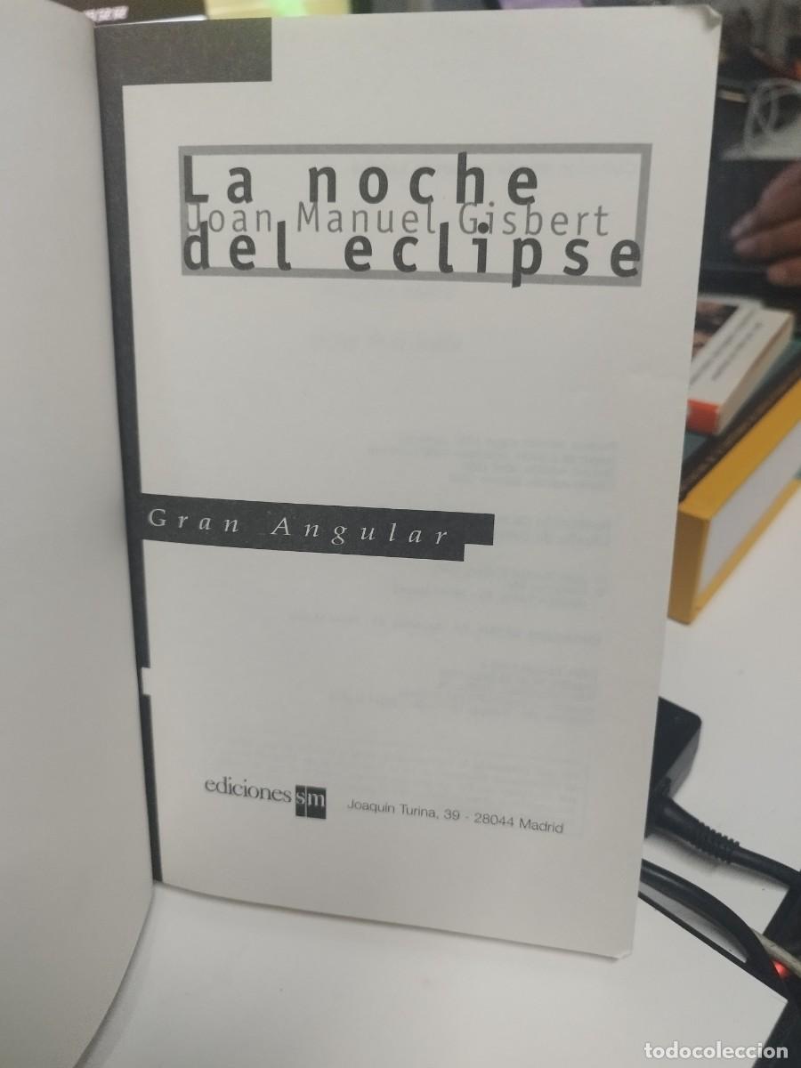 Libros de segunda mano: LA NOCHE DEL ECLIPSE.- JOAN MANUEL GISBERT.- GRAN ANGULAR - Foto 2