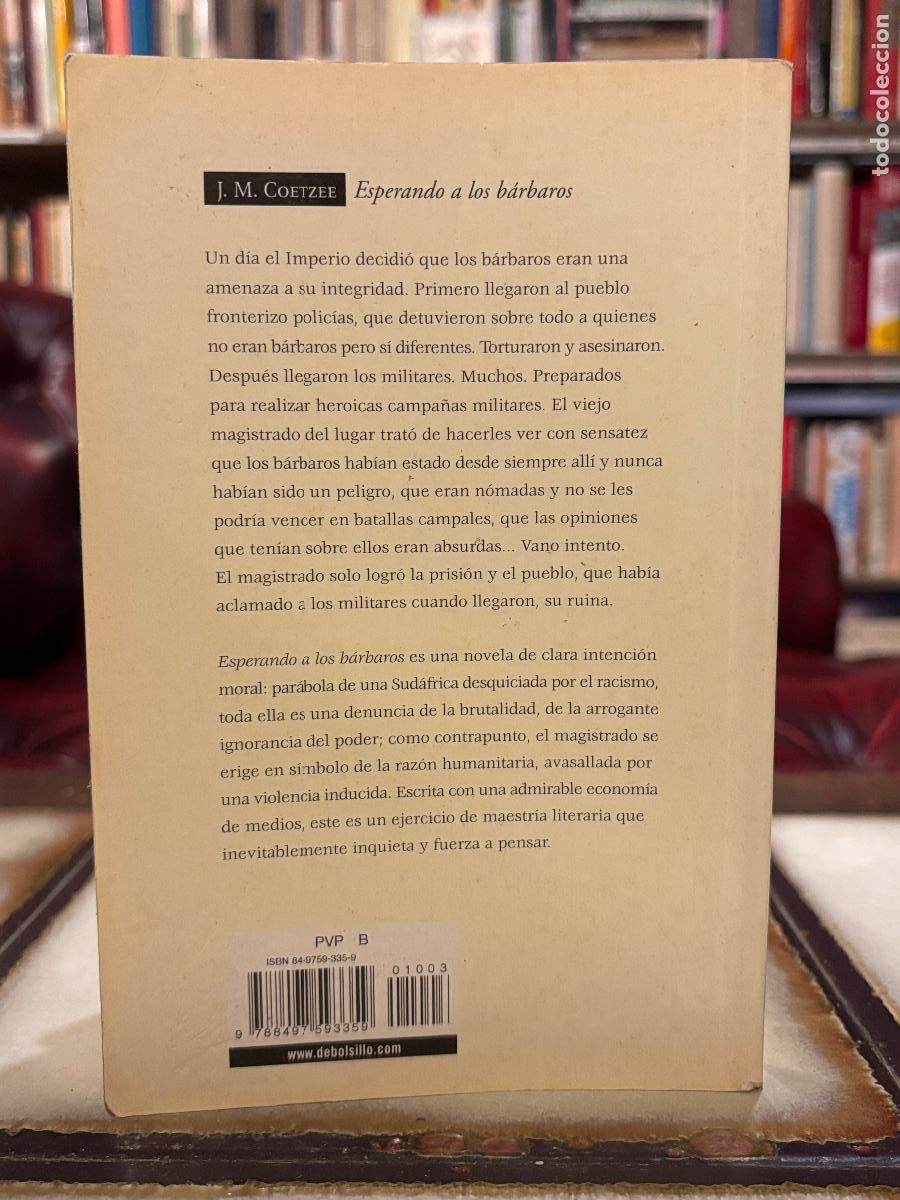 Libros de segunda mano: Esperando a los b&aacute;rbaros. J. M. Coetzee. - Foto 2