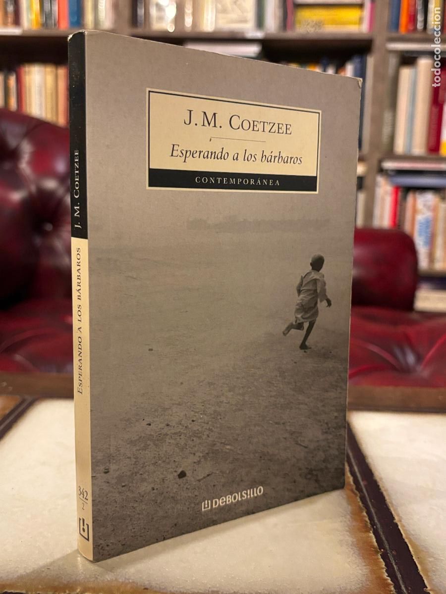 Libros de segunda mano: Esperando a los b&aacute;rbaros. J. M. Coetzee. - Foto 1