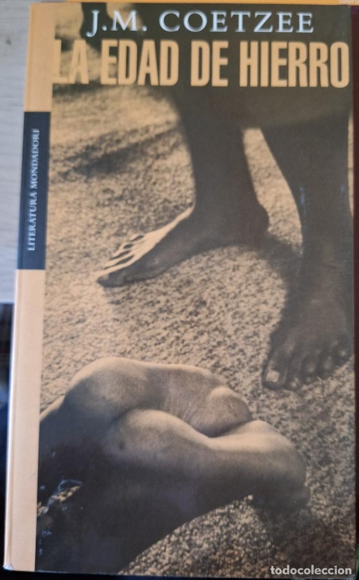 Libros de segunda mano: LA EDAD DE HIERRO. - COETZEE, J.M. - Foto 1