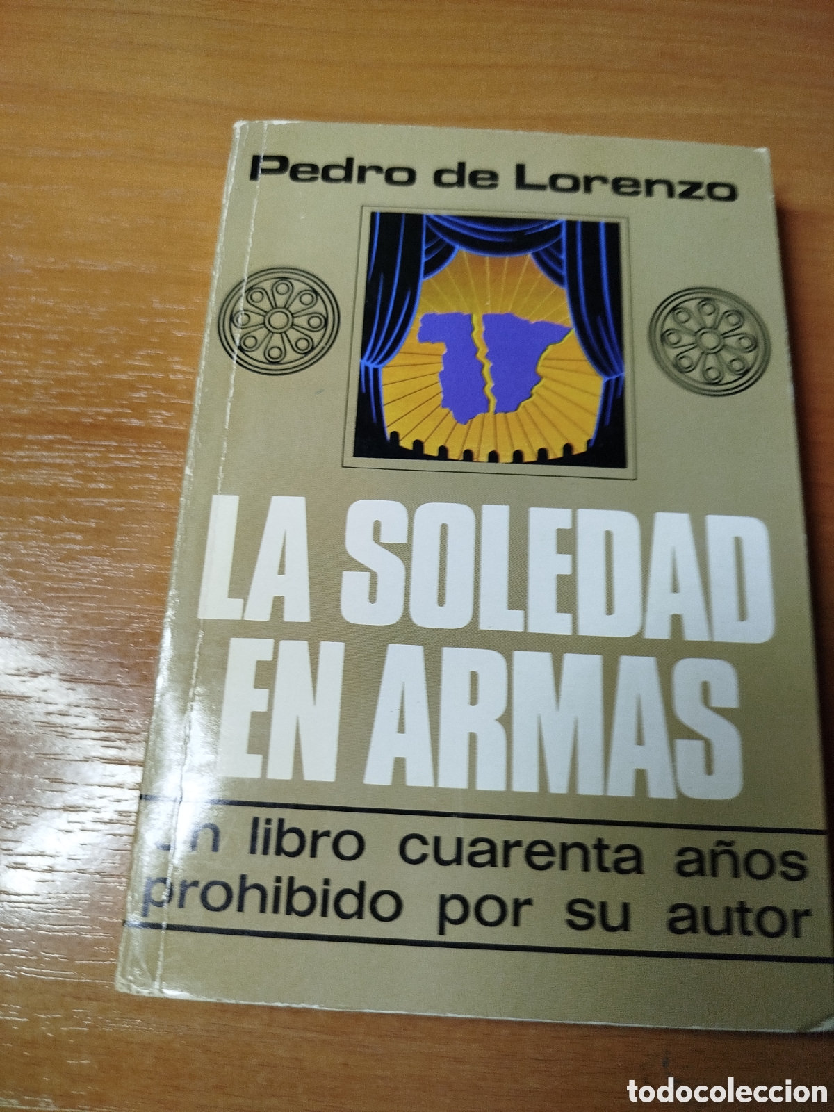 Livros em segunda m&atilde;o: La soledad en armas. Pedro de Lorenzo. Un libro cuarenta a&ntilde;os prohibido por su autor.