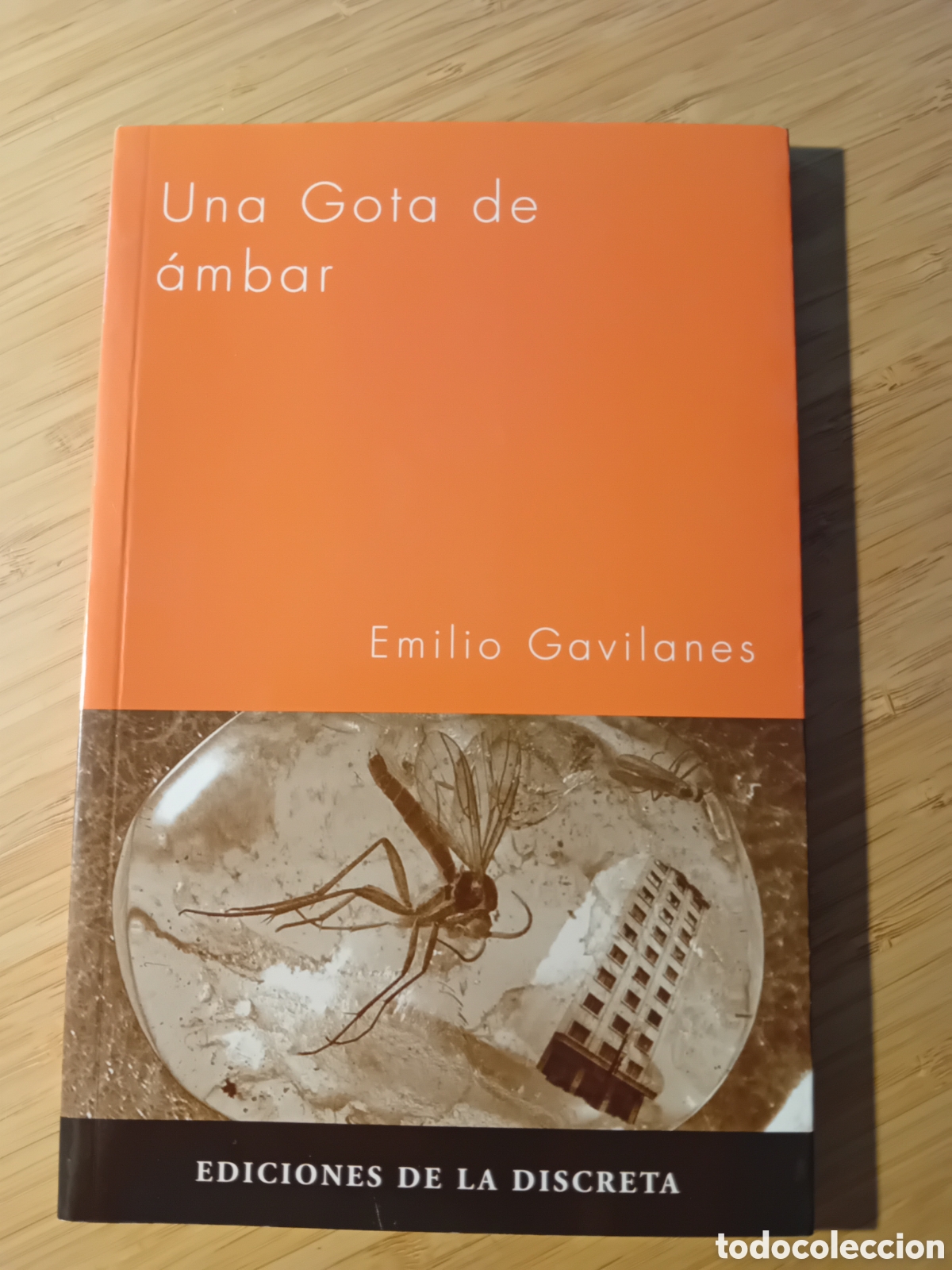 Libros de segunda mano: Una gota de &aacute;mbar - Emilio Gavilanes (La Discreta 2007)