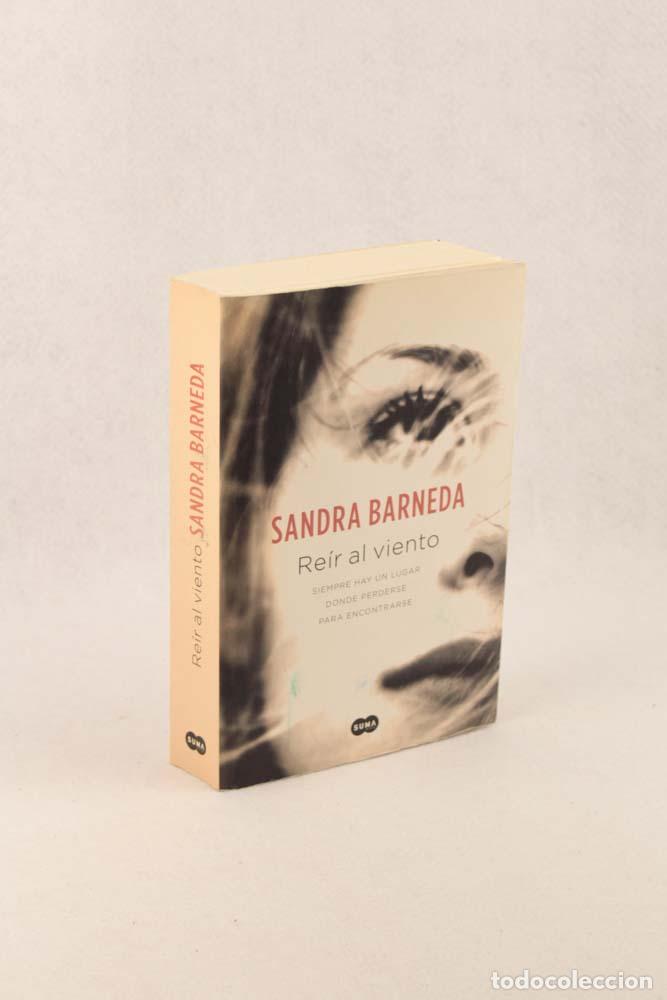 Libros de segunda mano: Re&iacute;r al viento - Sandra Barneda - Foto 3