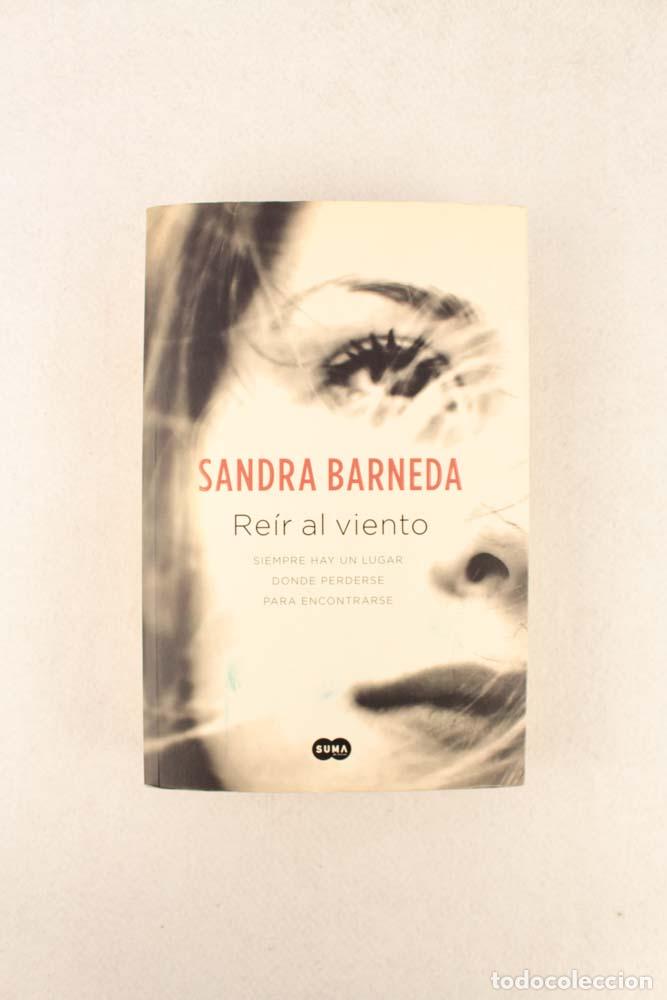 Libros de segunda mano: Re&iacute;r al viento - Sandra Barneda - Foto 1