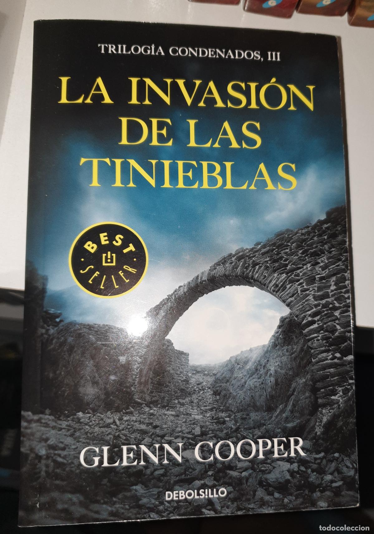 Libros de segunda mano: INVASI&Oacute;N DE LAS TINIEBLAS. DEBOLSILLO - Foto 1