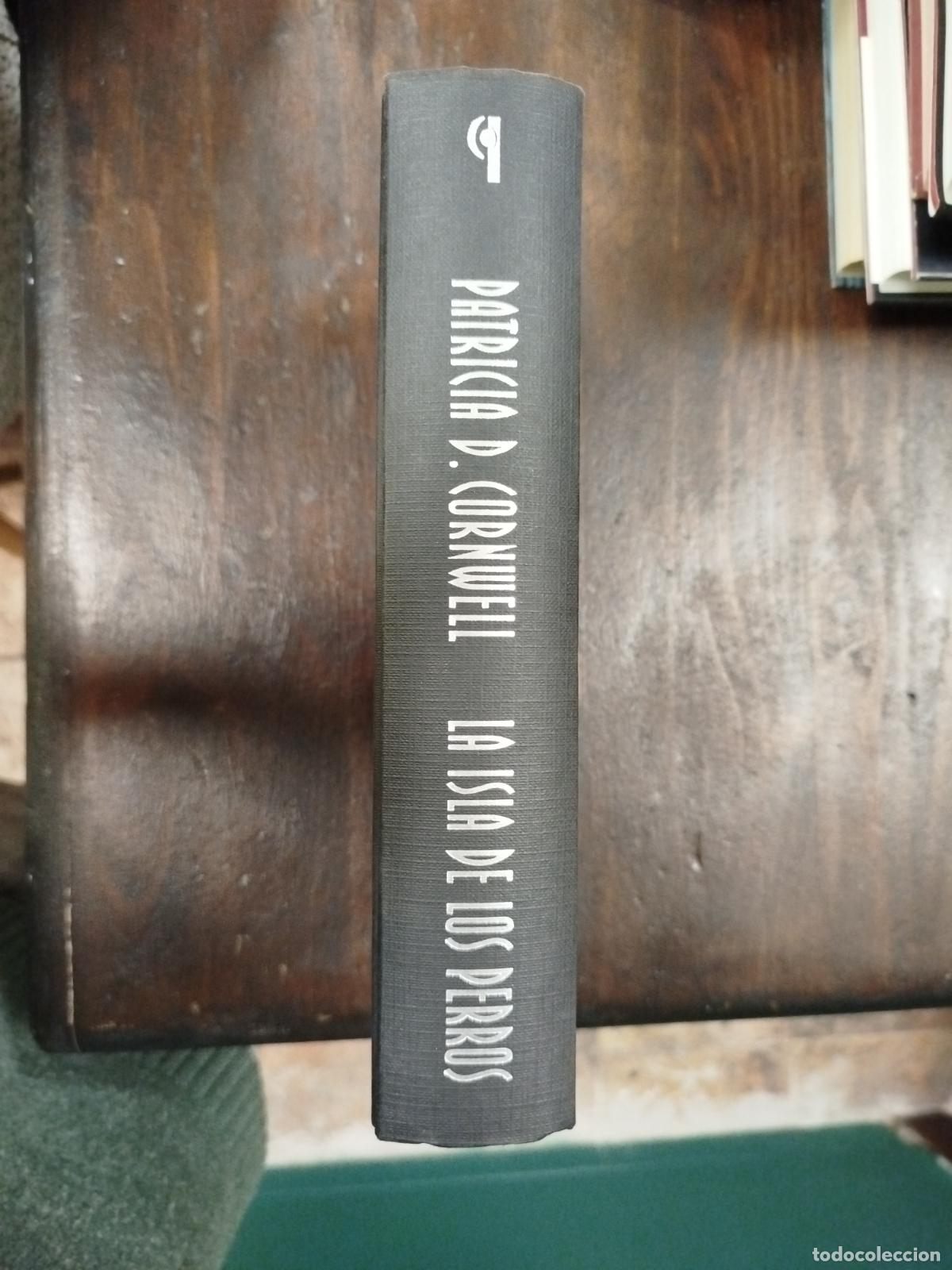 Libros de segunda mano: LA ISLA DE LOS PERROS - PATRICIA D. CORNWELL - Foto 1