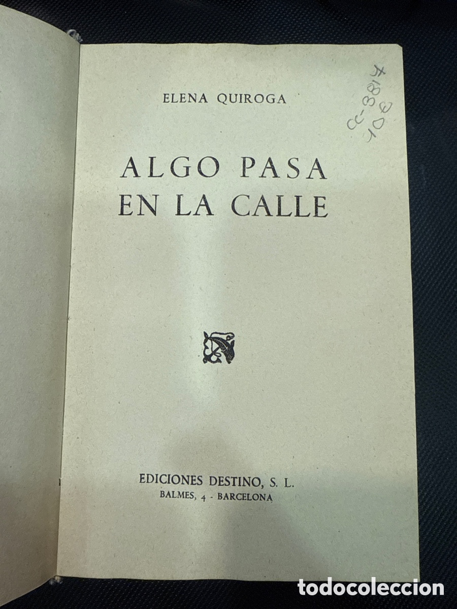 Livres d'occasion: QUIROGA DE ABARCA, Elena. Algo pasa en la calle