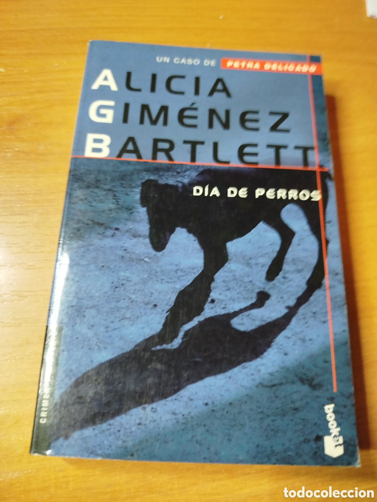 Libros de segunda mano: D&iacute;a de perros. Alicia gim&eacute;nez bartlett. Un caso de Petra delicado