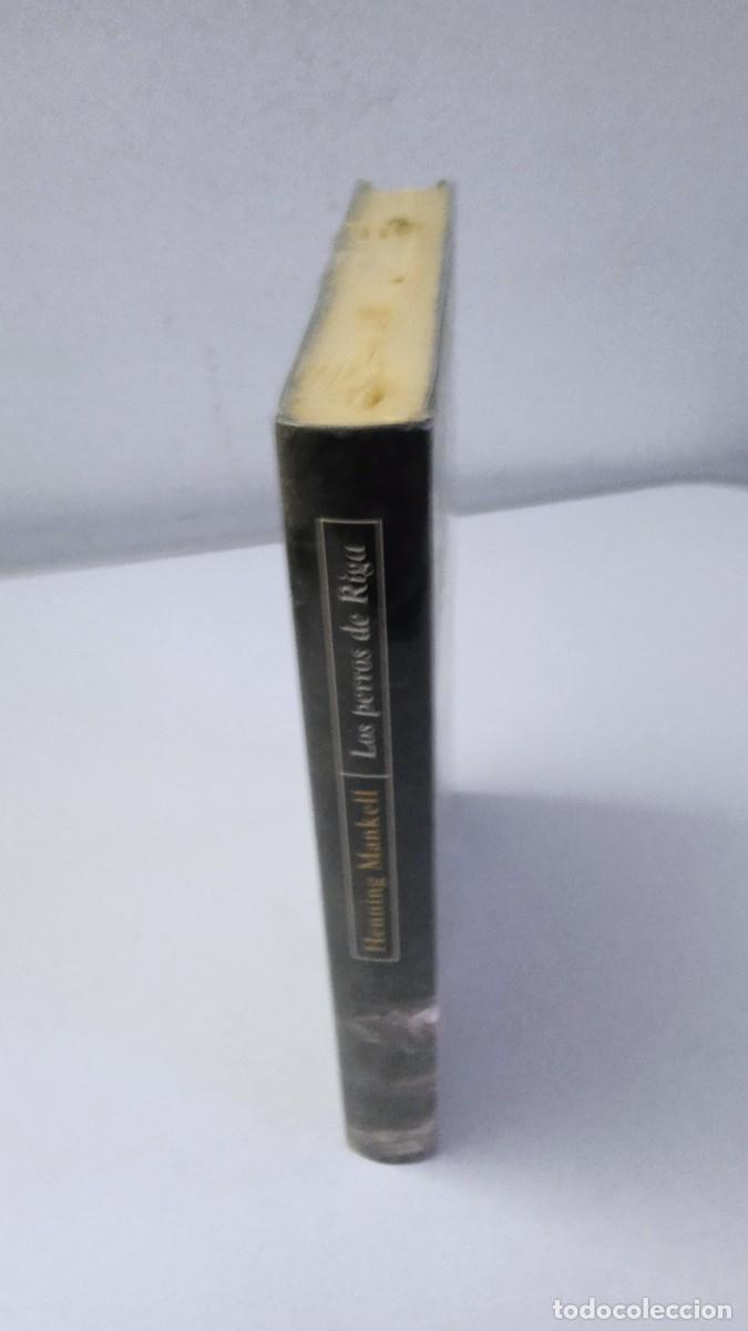 Libros de segunda mano: LOS PERROS DE RIGA Henning Mankell - Foto 2