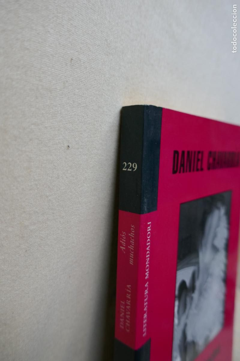 Libros de segunda mano: ADI&Oacute;S MUCHACHOS - Daniel Chavarr&iacute;a - Foto 2