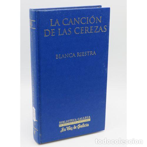 Libros de segunda mano: La Canci&oacute;n de las Cerezas - Blanca Riestra - La Voz de Galicia - 2004 - Biblioteca Gallega de Autore