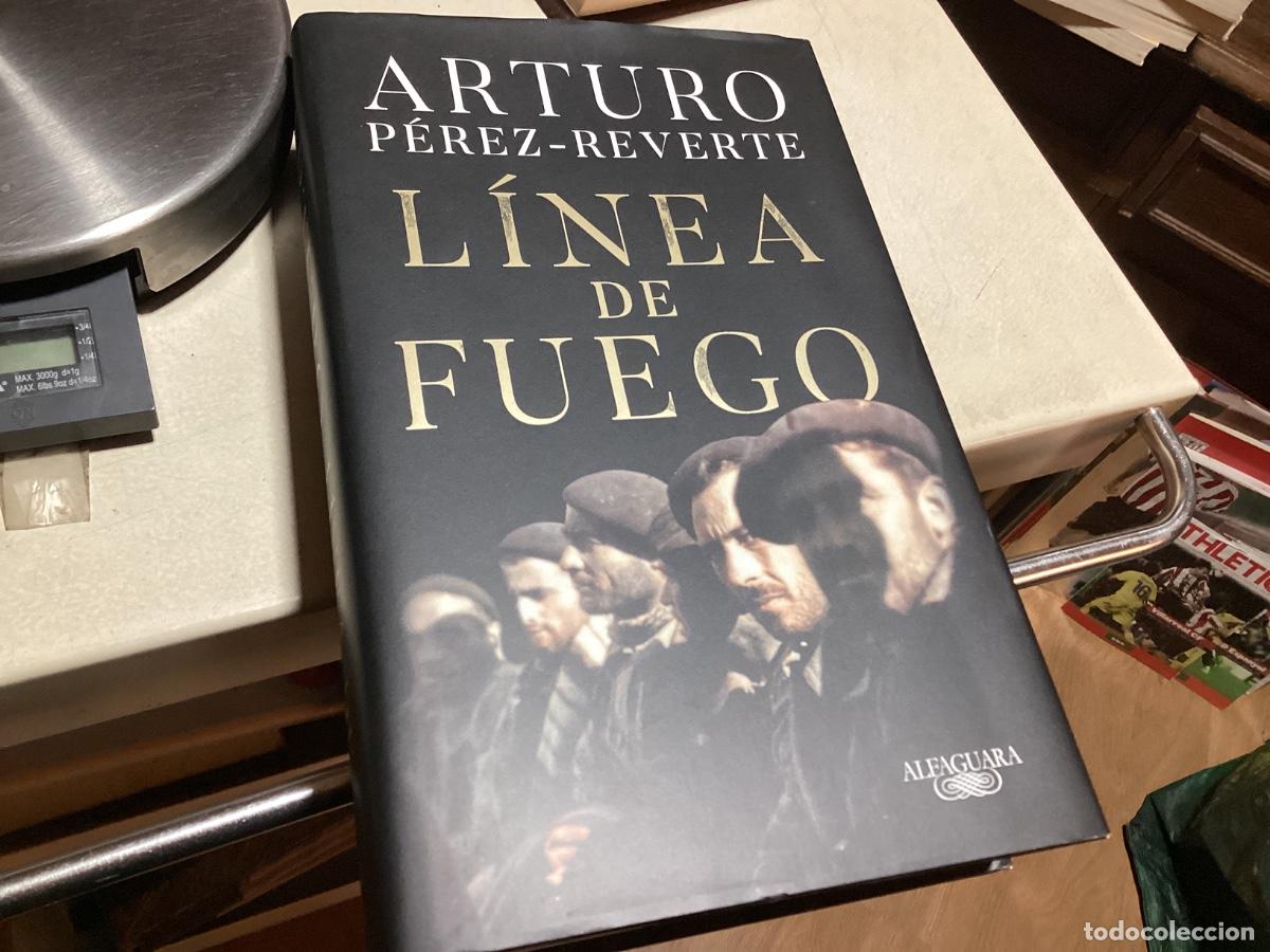 Gebrauchte B&uuml;cher: L&iacute;nea de fuego. Arturo P&eacute;rez-Reverte. Alfaguara 2020. 1&ordf; edici&oacute;n! Como nuevo!