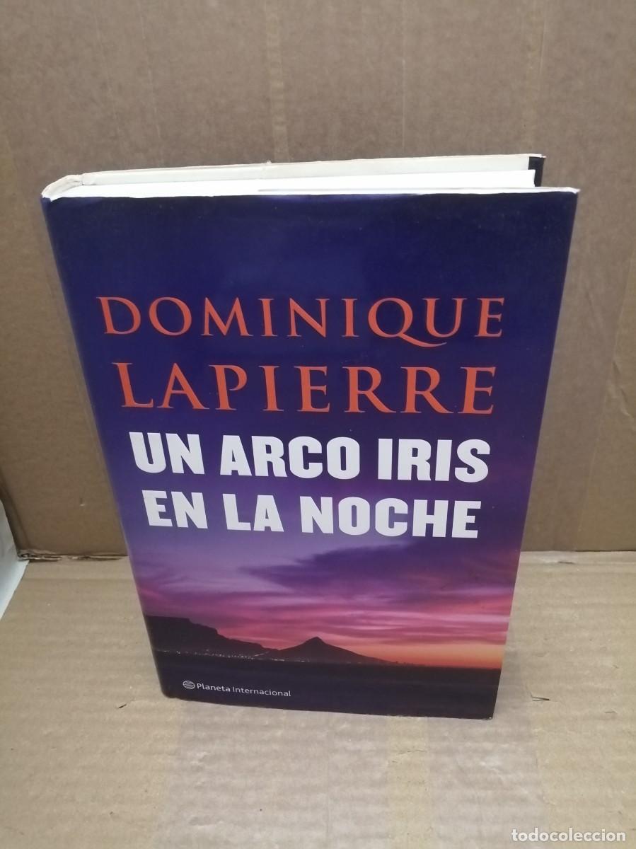 Libri di seconda mano: Un arco iris en la noche (Firma aut&oacute;grafa de autor, Primera edici&oacute;n tapa dura)