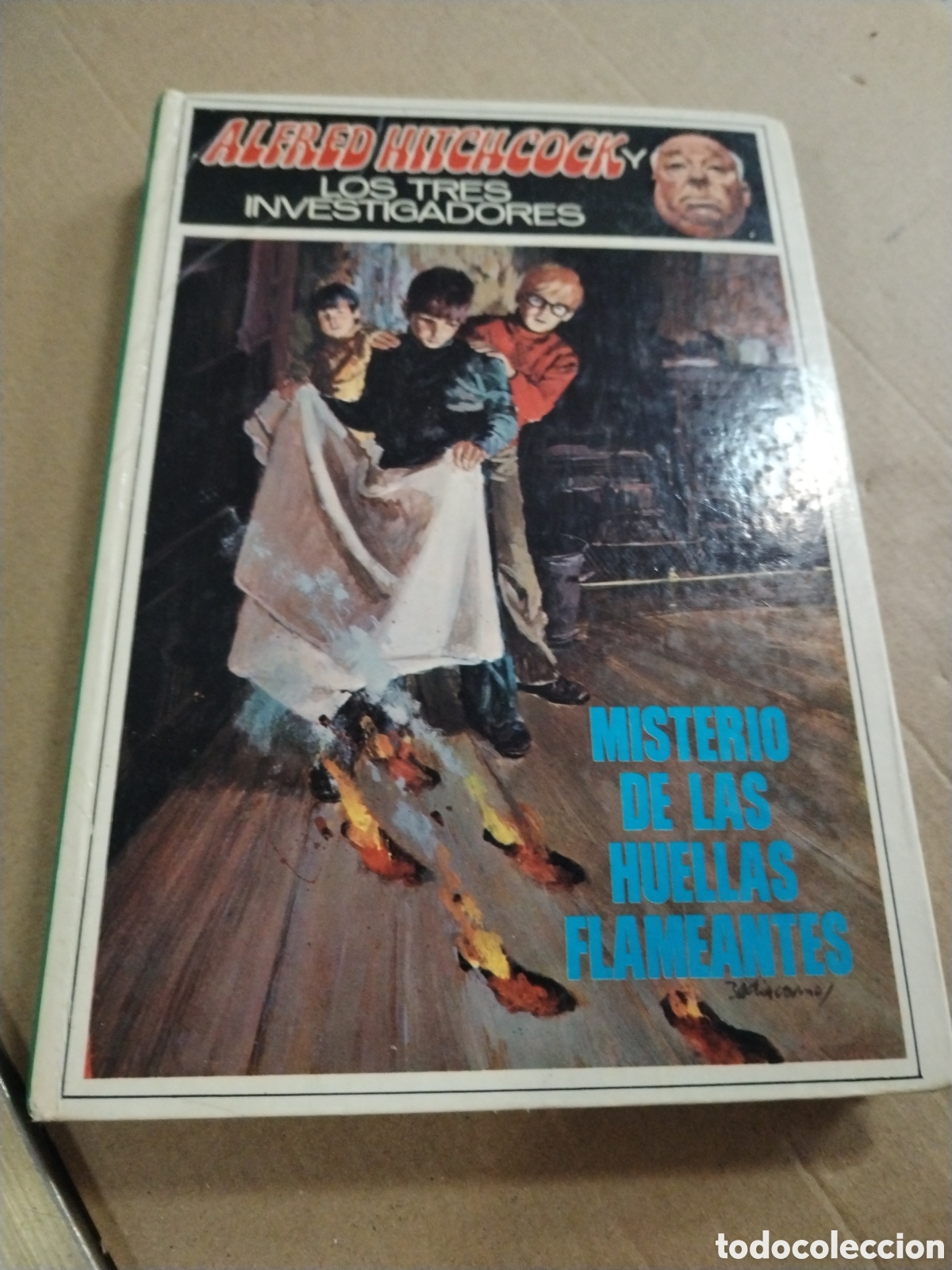 Libros de segunda mano: ALFRED HITCHCOCK Y LOS TRES INVESTIGADORES - MISTERIO DE LAS HUELLAS FLAMEANTES