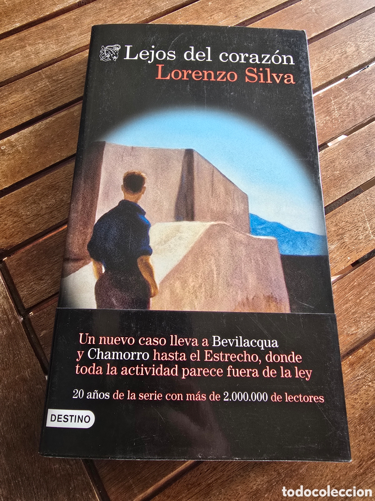 Libros de segunda mano: LEJOS DEL CORAZ&Oacute;N Silva, Lorenzo Editorial DESTINO 2018 novela