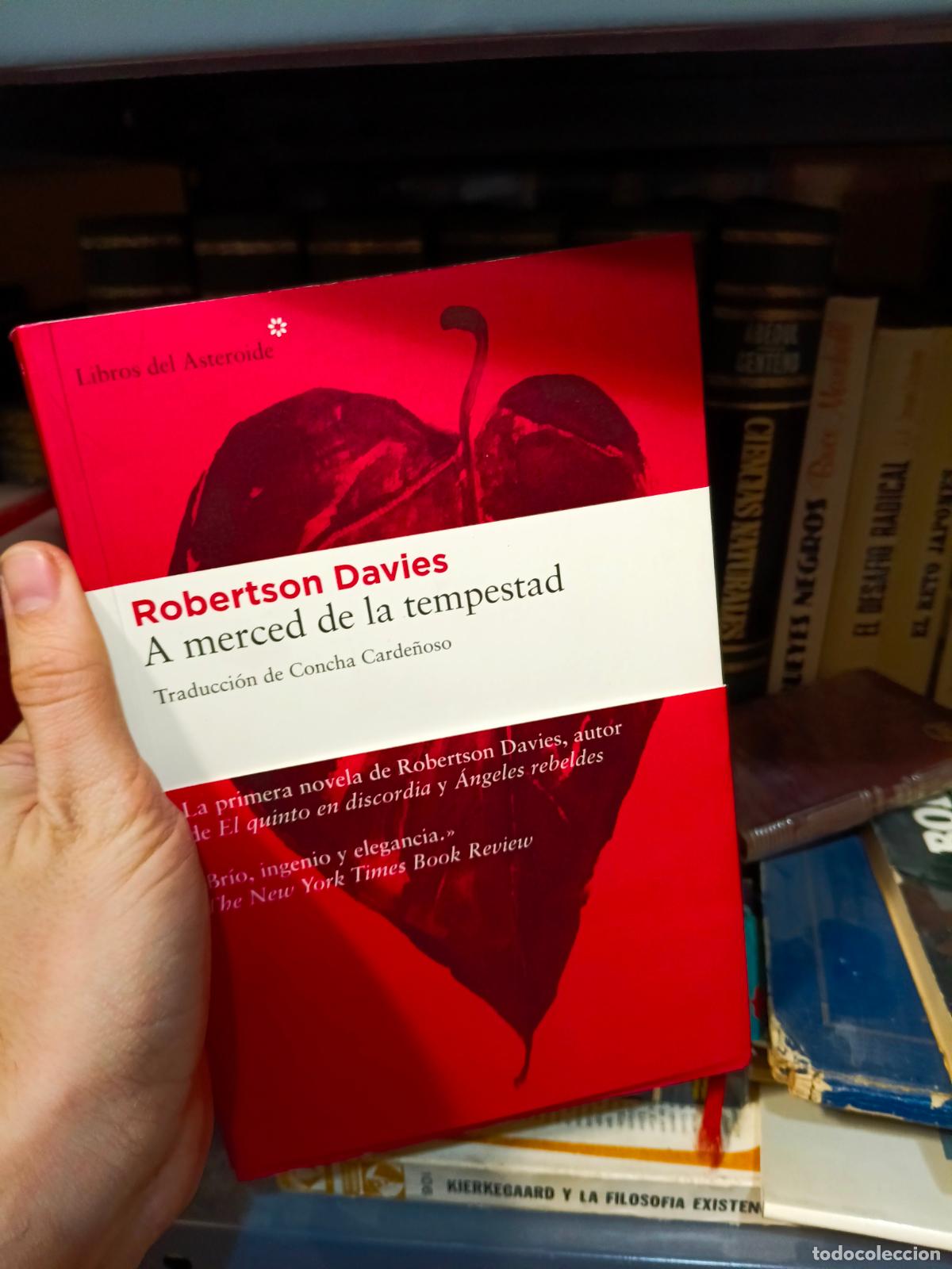 Libros de segunda mano: ROBERTSON DAVIES. A MERCED DE LA TEMPESTAD. LIBROS DEL ASTEROIDE. - Foto 1