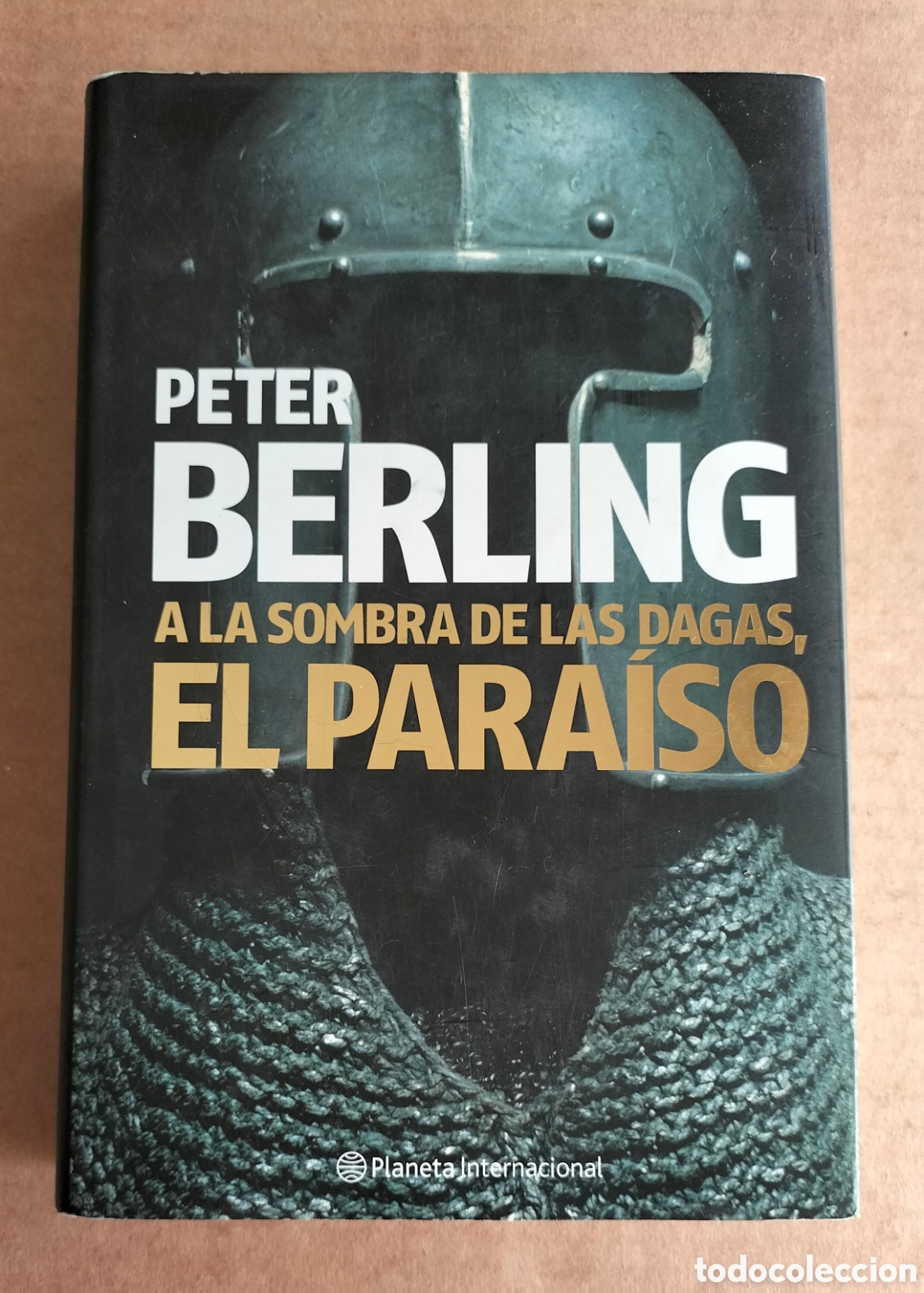 Libros de segunda mano: A la sombra de las dagas, el para&iacute;so. Peter Berling. Editorial planeta, 2007. Libro