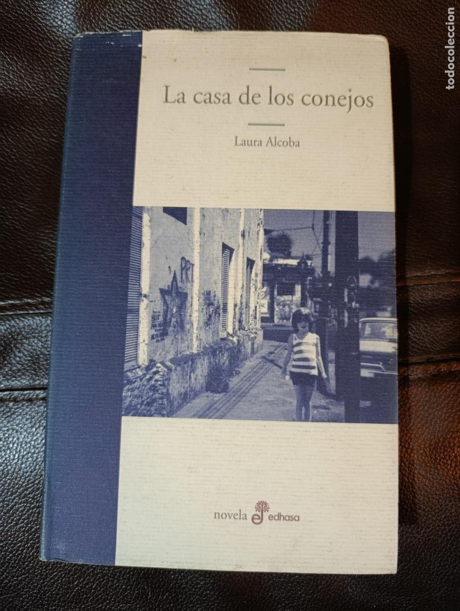 Libros de segunda mano: LA CASA DE LOS CONEJOS LAURA ALCOBA