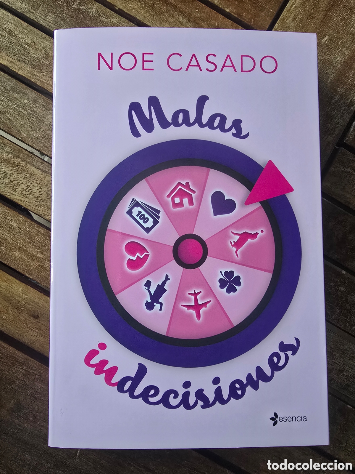 Libros de segunda mano: Malas indecisiones Noe Casado Editorial ESENCIA 2026 novela
