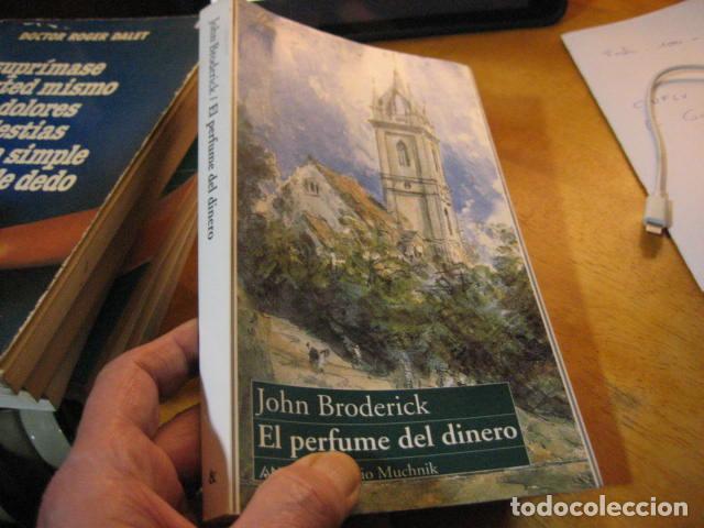 Libros de segunda mano: EL PERFUME DEL DINERO. John Broderick. Anaya & Mario Muchnik. 1994 1&ordf; edici&oacute;n. MBE