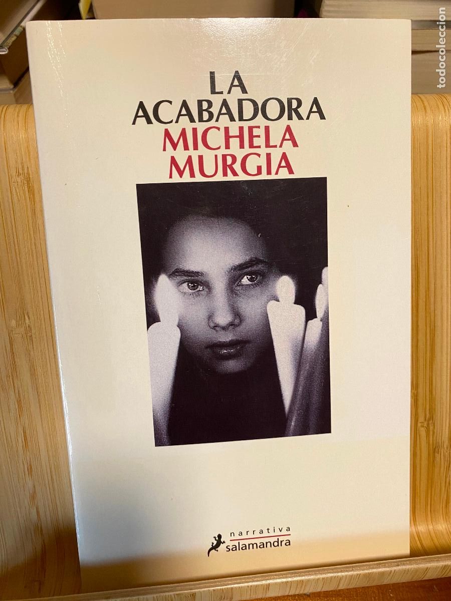 Libros de segunda mano: LA ACABADORA. MICHELA MURGIA. EDITORIAL SALAMANDRA