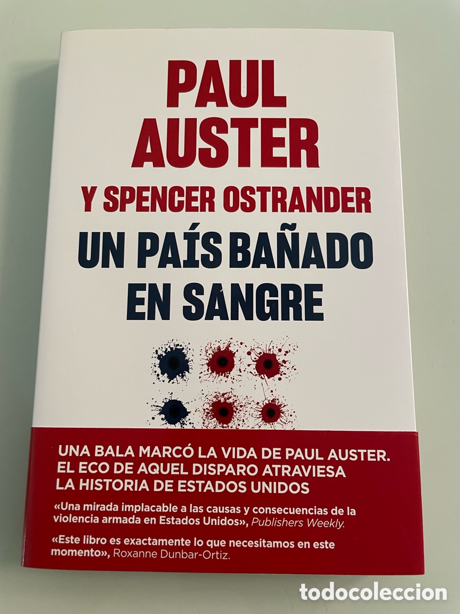 Libros de segunda mano: Un pais ba&ntilde;ado en sangre. Paul Auster y Spencer Ostrander. Primera Edicion 2023