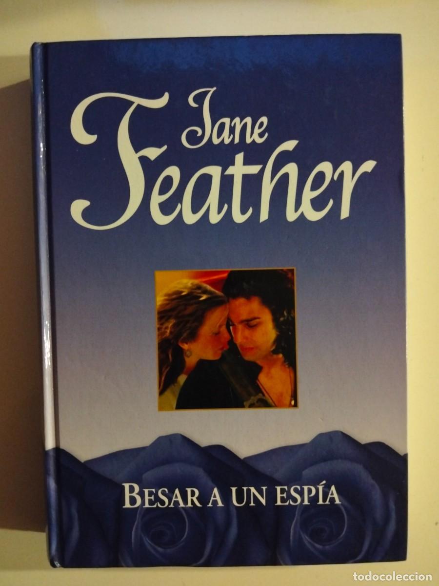 Libros de segunda mano: Besar a un esp&iacute;a [Jane Feather] - Foto 1