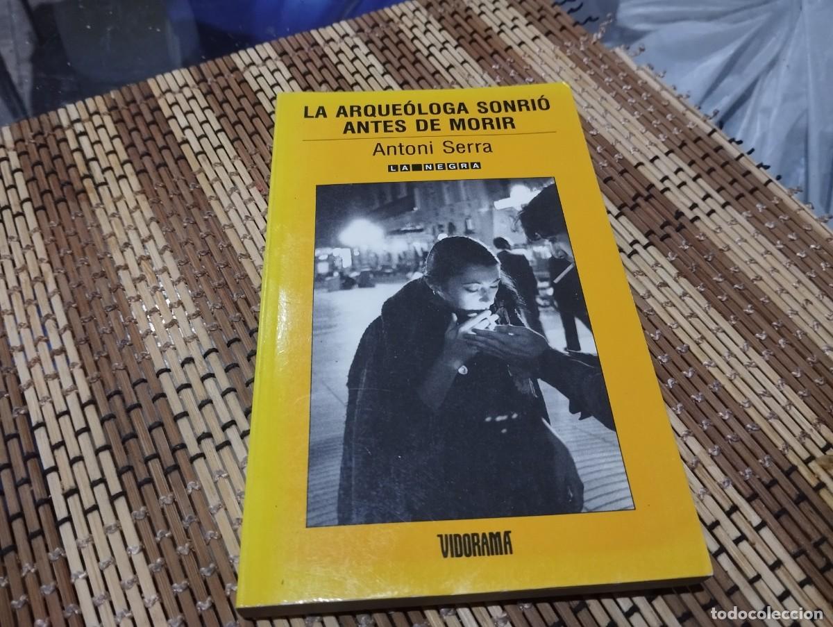 Libros de segunda mano: LA ARQUEOLOGA SONRI&Oacute; ANTES DE MORIR *** ANTONI SERRA *** VIDORAMA ***