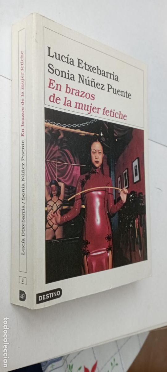 Libros de segunda mano: PLI - EN BRAZOS DE LA MUJER FETICHE - LUC&Iacute;A ETXEBARR&Iacute;A, SONIA N&Uacute;&Ntilde;EZ PUENTE 1&ordf; EDICI&Oacute;N 2002 MUY NUEVO