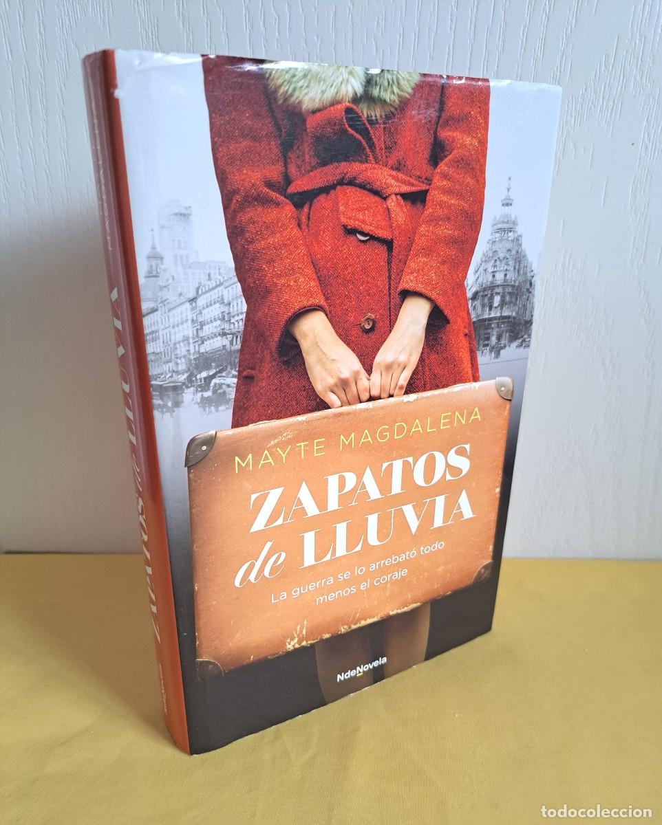 Libros de segunda mano: MAYTE MAGDALENA - ZAPATOS DE LLUVIA: LA GUERRA SE LO ARREBATO TODO MENOS EL CORAJE - 2025