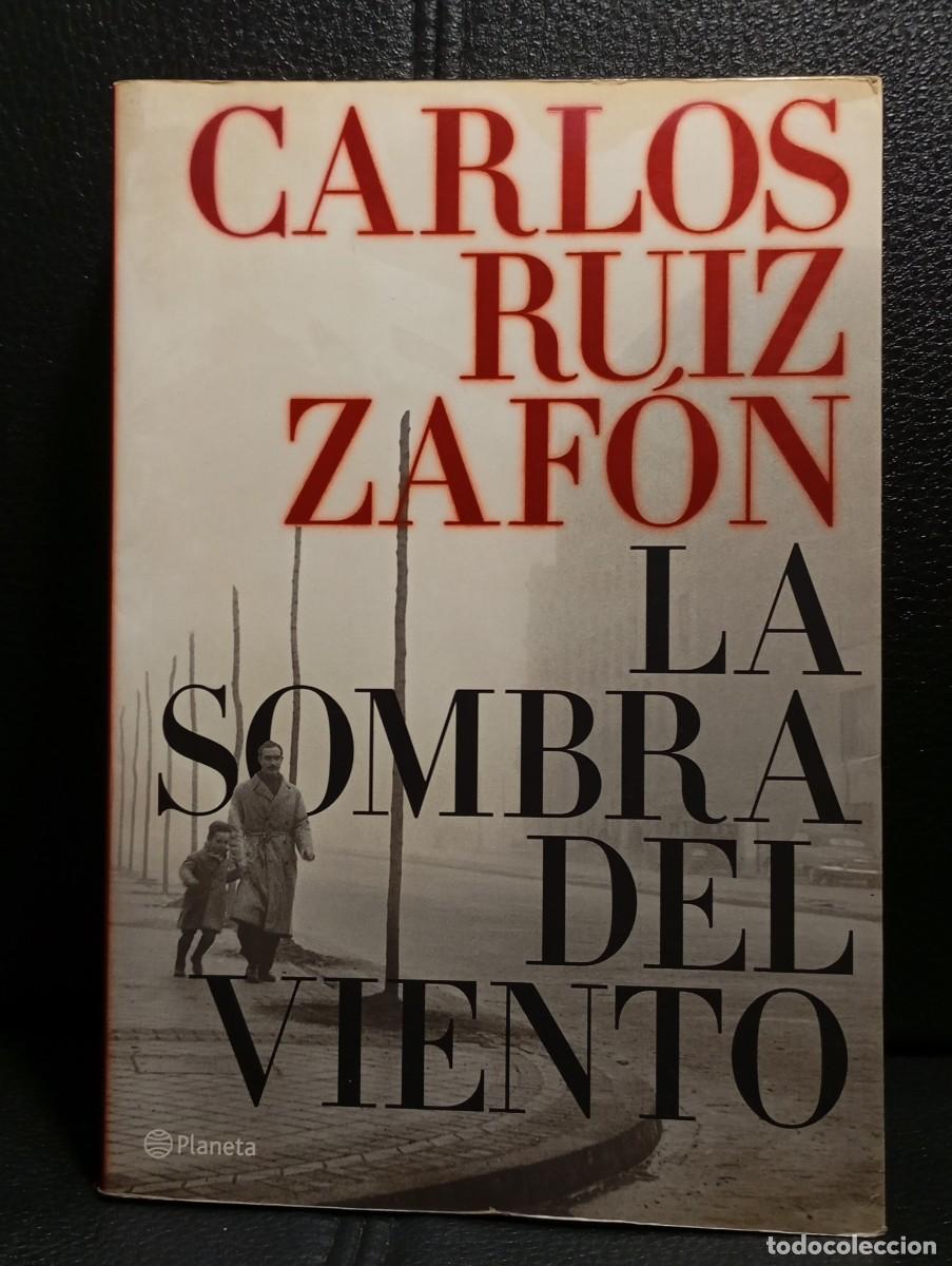 Libros de segunda mano: LA SOMBRA DEL VIENTO - LIBRO - CARLOS RUIZ ZAFON - TAPA BLANDA - PLANETA - 2006
