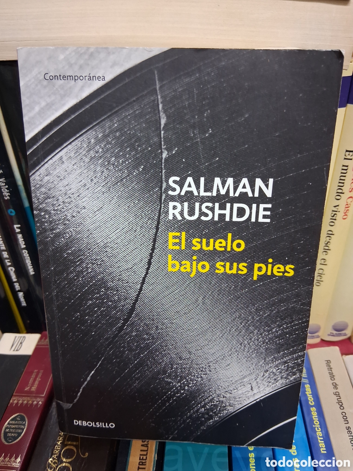 Libros de segunda mano: El suelo bajo sus pies - Salman Rushdie - Debolsillo Debols!llo